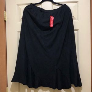 Black lined midi skirt. Curved seams.